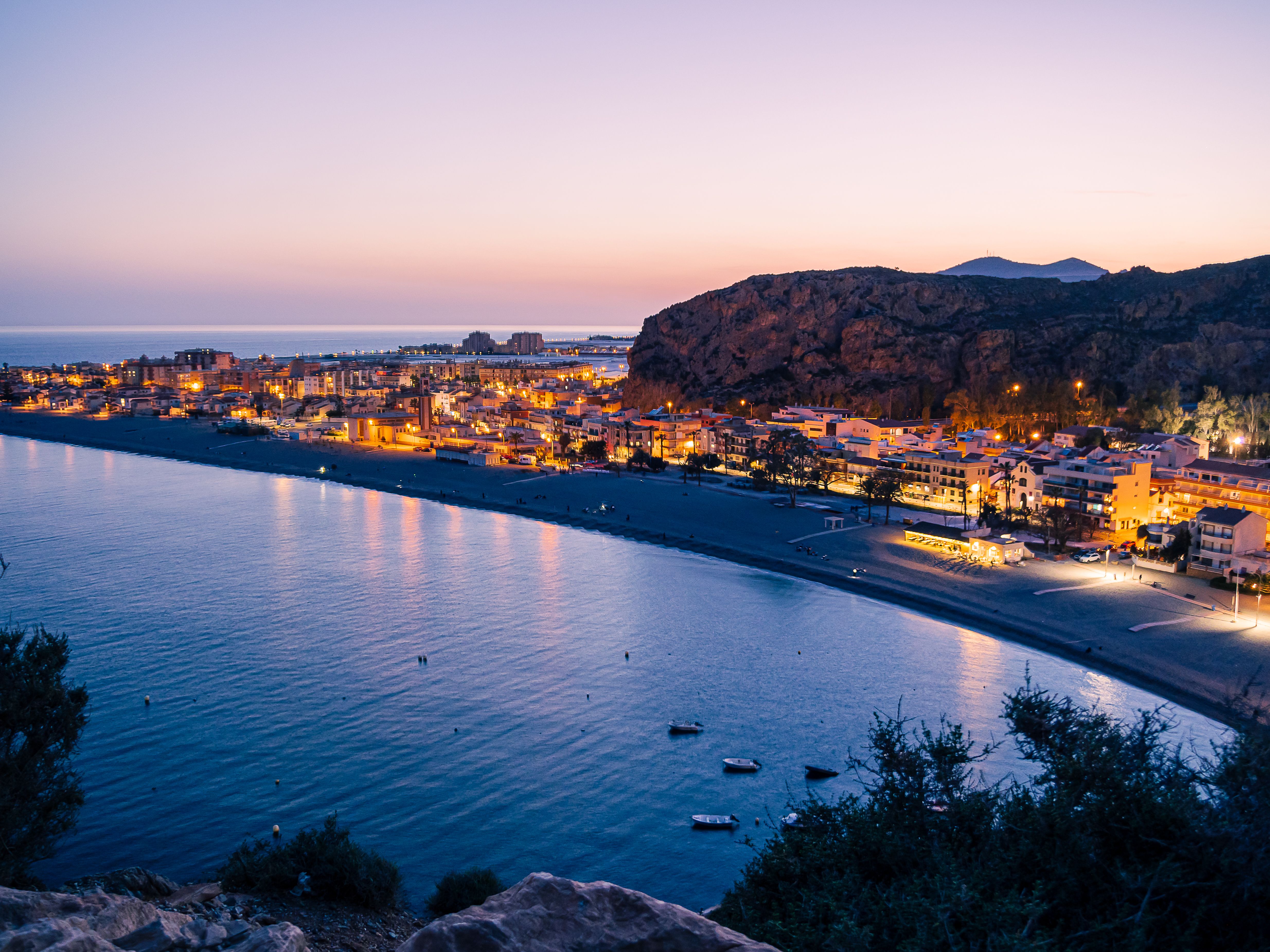Costa iluminada de Calahonda al atardecer en España