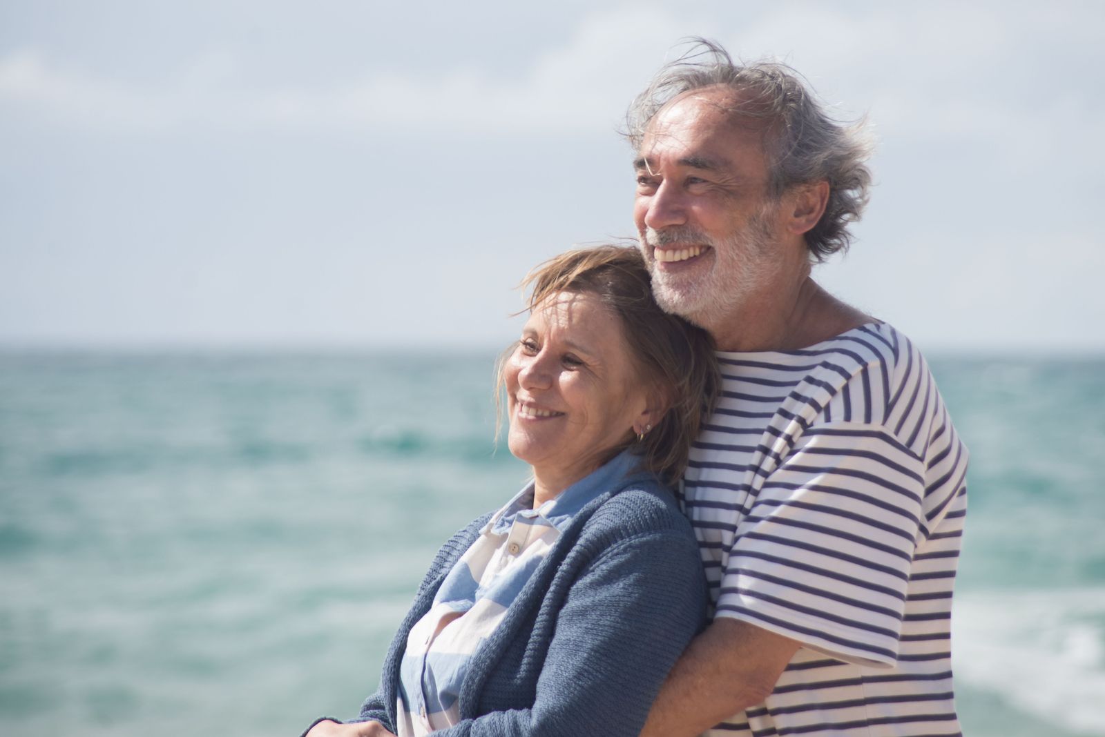 Pareja jubilada disfrutando de un paseo junto al mar