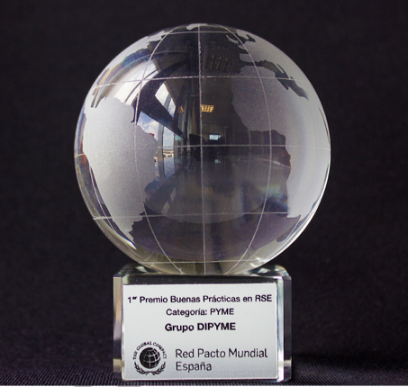 Trofeo del Primer Premio de Buenas Prácticas en RSE, categoría PYME, concedido a Grupo Dipyme