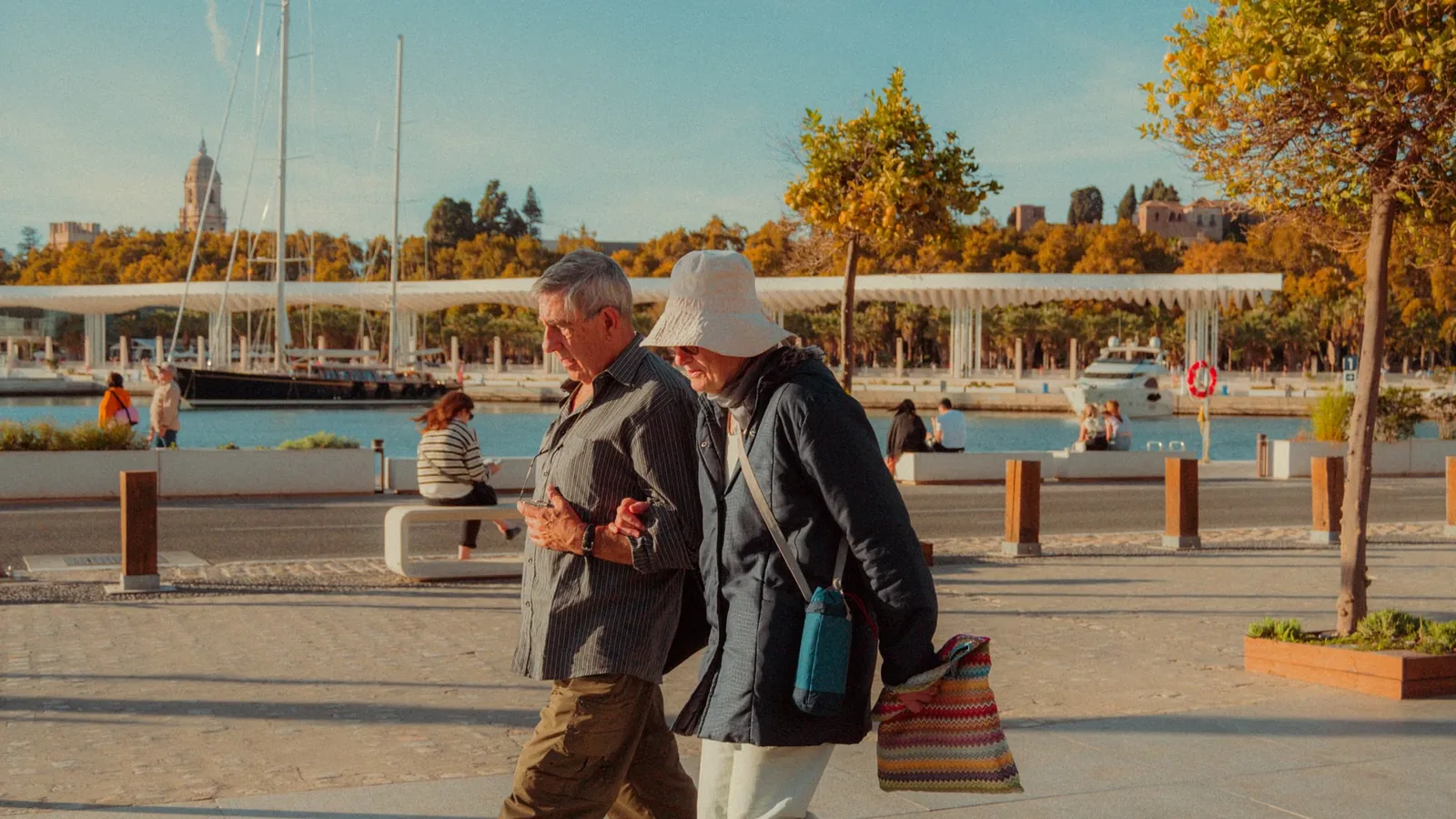 Pareja preparando su jubilación y su traslado a España