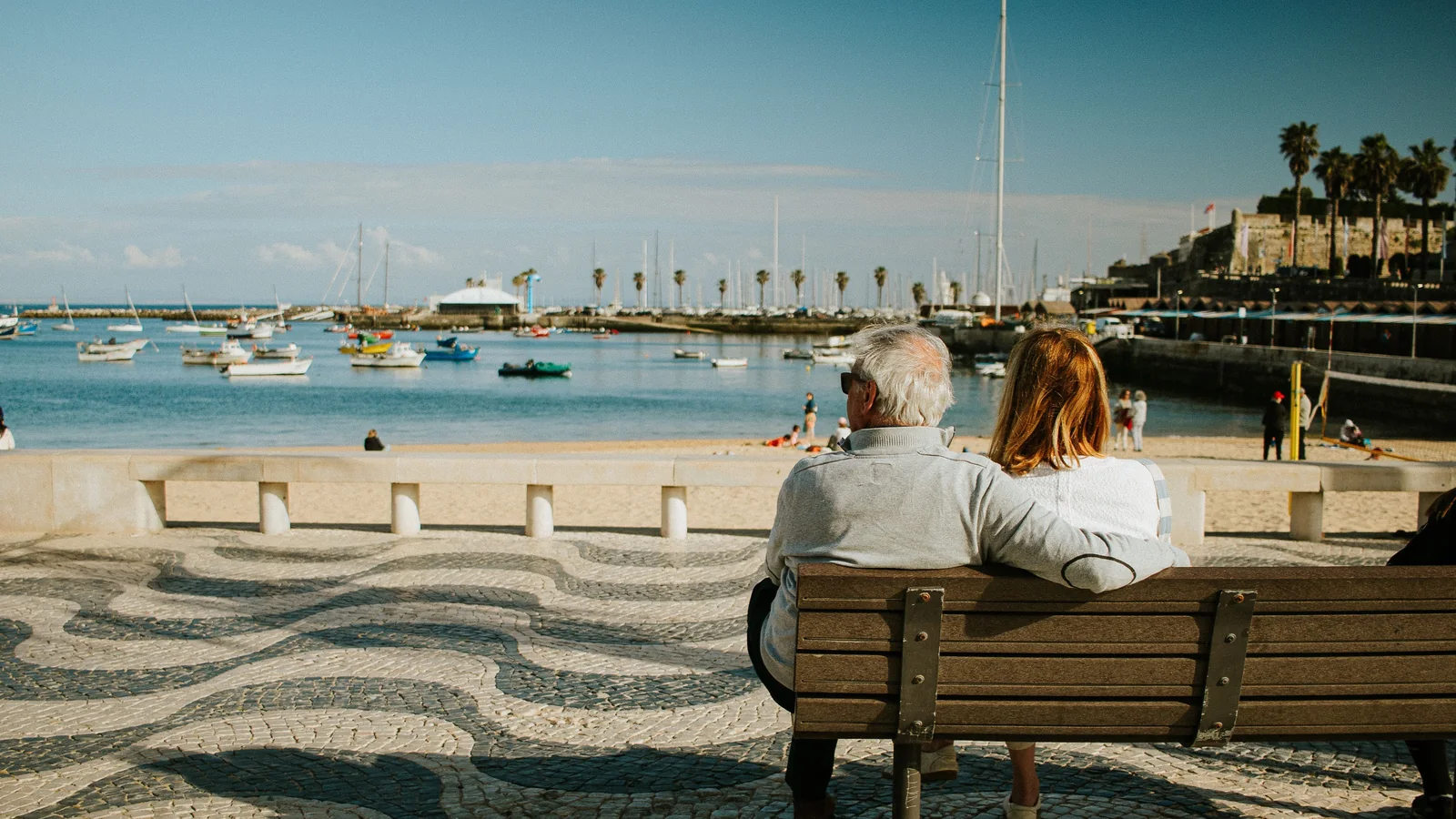 Pareja disfrutando de su jubilación en España
