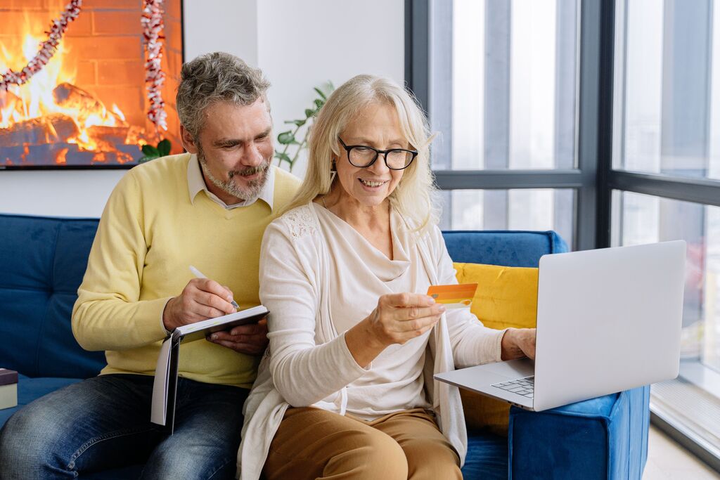 Pareja revisando los requisitos de residencia para vivir en España